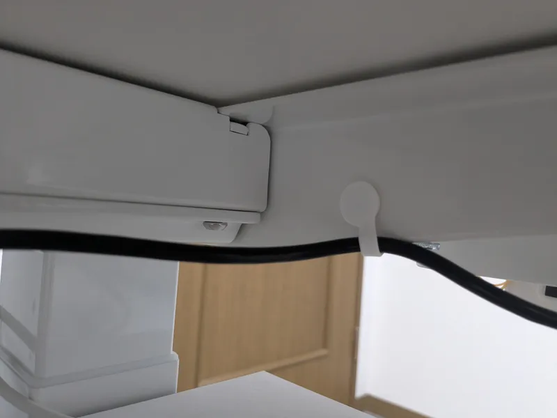 ケーブルをデスクの脚に這わせる