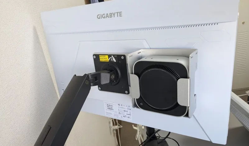 Mac miniをモニターの裏に配置